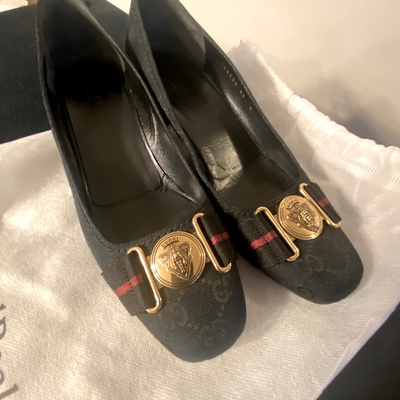 Gucci Web-trimmed GG Supreme Pumps - Picture 9 of 10